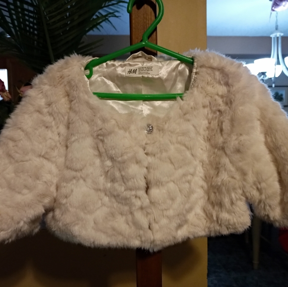 H & M child's Short Faux Fur Jacket - Picture 6 of 7